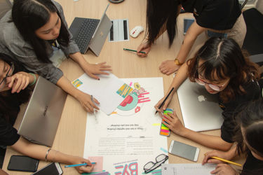 Students working together in groupproject - credits Van Tay 