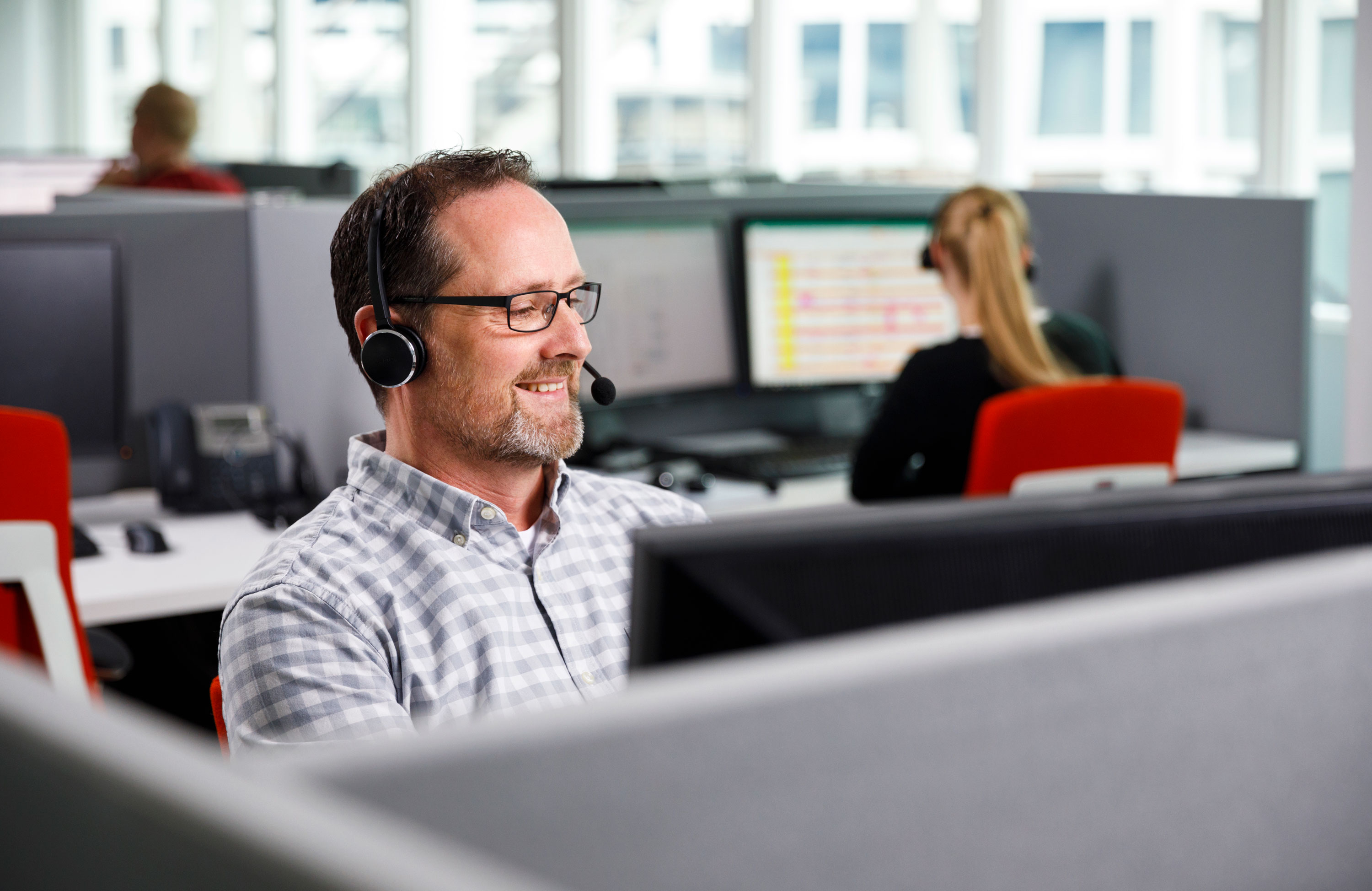 Medewerker aan telefoon
